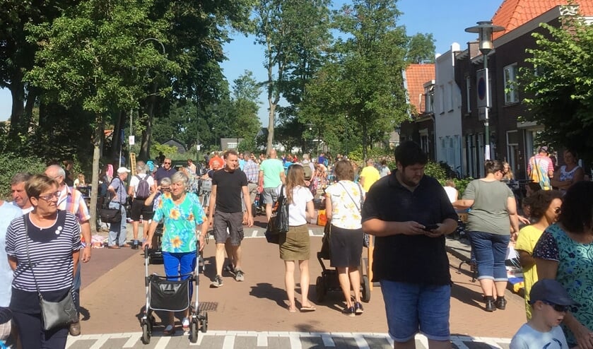 Ruim 100 kramen op grootste Thoolse braderie