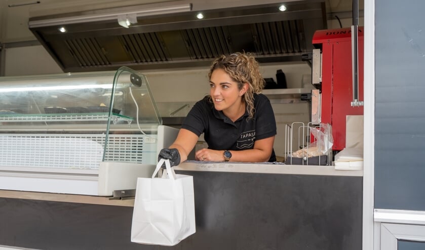 Sharon verkoopt ‘hippe friet’ vanuit haar frietkar: ‘Leuk om steeds nieuwe dingen te bedenken’