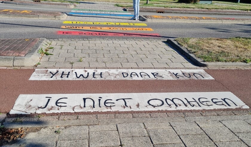 Beklad regenboogpad bij gemeentehuis per direct verwijderd: ‘Tekst is onacceptabel’