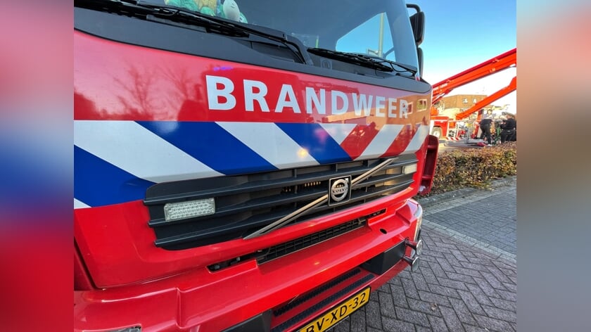 Camper uitgebrand in Nicolaes Honighstraat Vlissingen; schade aan woning
