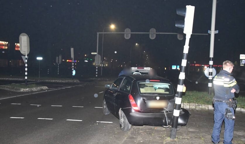 Auto botst tegen verkeerslicht bij ongeval in Middelburg