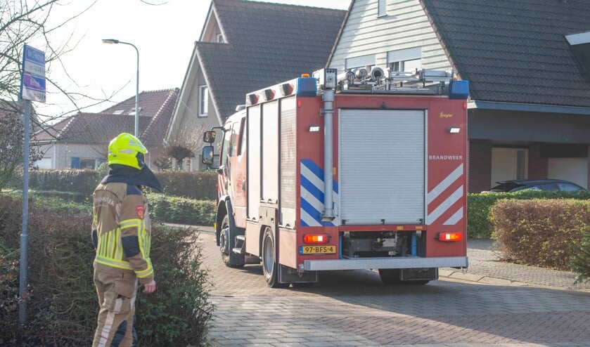 Brandweer voert metingen uit bij woning aan de Van Zeylstraat