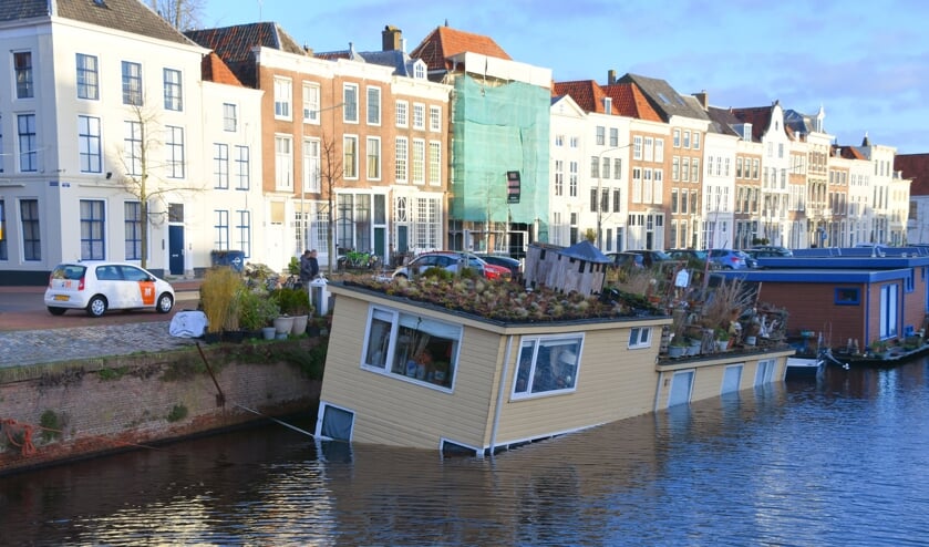 Woonboot zinkt in gracht bij Londensekaai