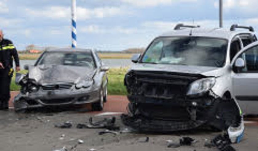 Flinke schade bij frontale botsing tussen auto en taxibusje in Serooskerke