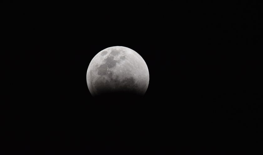 Hapje uit de maan: Zaterdag gedeeltelijke maansverduistering boven Tholen