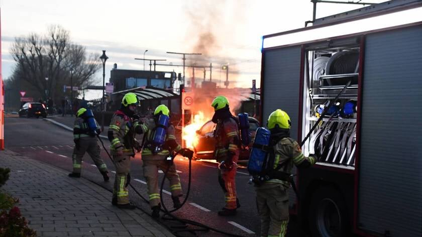 Auto uitgebrand bij station Oost-Souburg