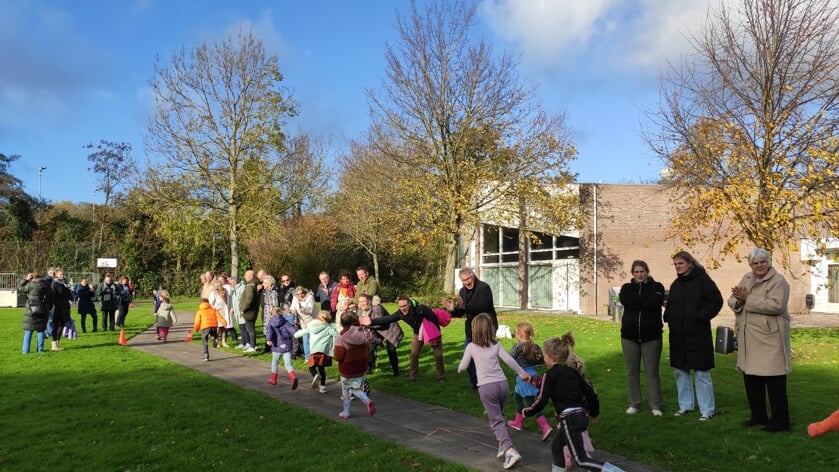 Kinderen lopen 2.672,86 euro bij elkaar voor nieuwe speel- en ontmoetingsplek in Serooskerke