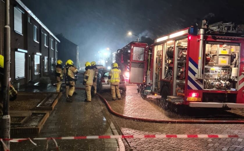 Thoolse brandweer ingezet voor 'zeer grote brand' in drie woningen [UPDATE]