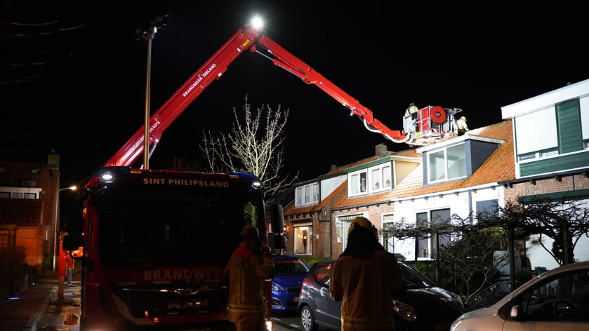 Brandweer repareert gat in dak van woning aan de Noordweg