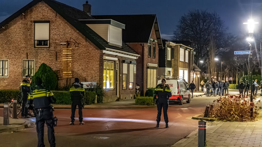Politie brengt rust terug in centrum Krabbendijke na handhaven van samenscholingsverbod