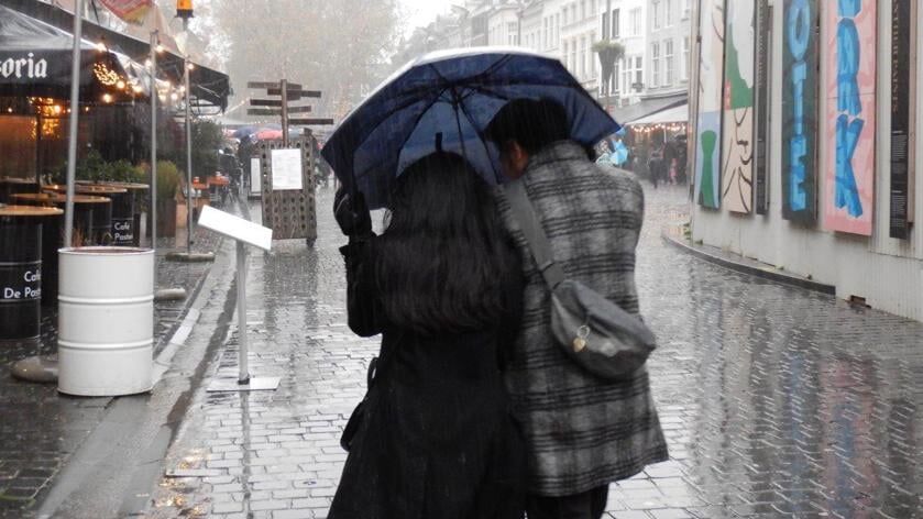 Code geel: Vanmiddag zware windstoten, stevige buien en kans op onweer