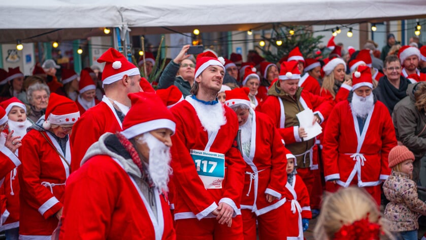 Eerste Santarun een groot succes; 180 kerstmannen rennen door Oud-Vossemeer [FOTOALBUM]