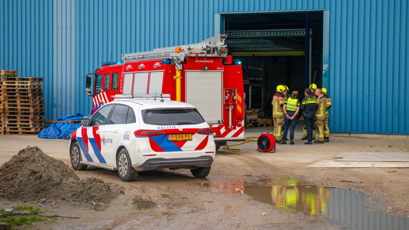 Hulpdiensten rukken uit naar brand in bedrijfshal van fabriek aan de Energieweg