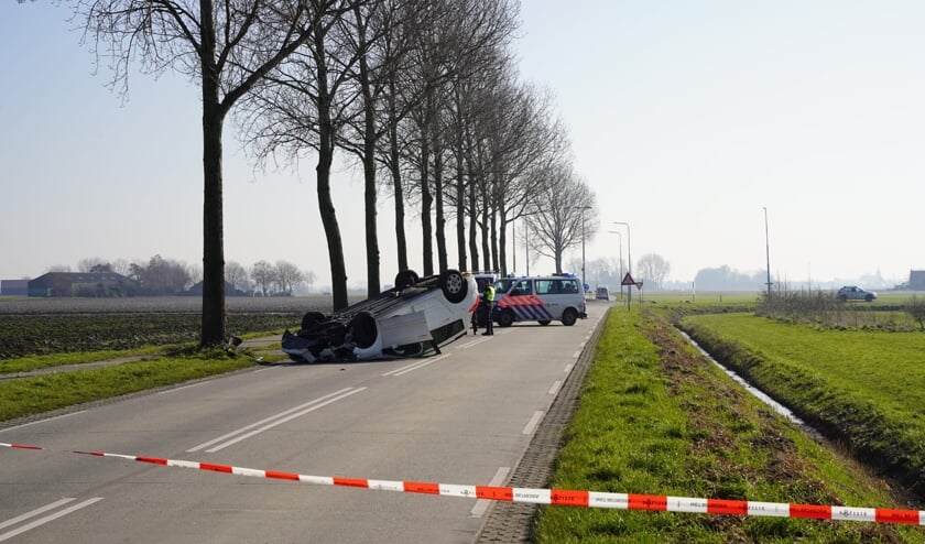 Auto op z'n kop bij eenzijdig ongeval in Poortvliet