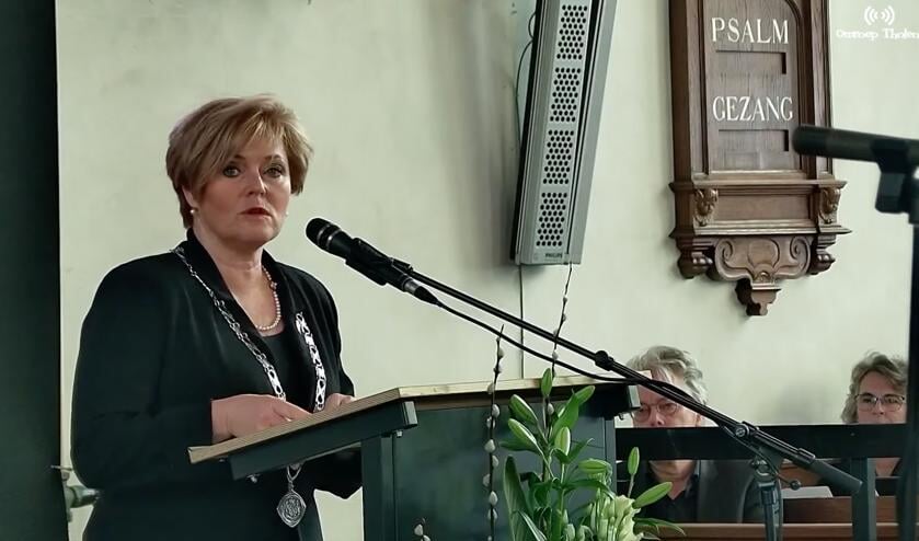Burgemeester houdt toespraak tijdens herdenkingsbijeenkomst in Hervormde Kerk Stavenisse