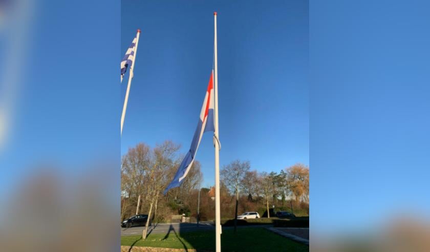 Gemeente Veere hangt Nederlandse vlag halfstok