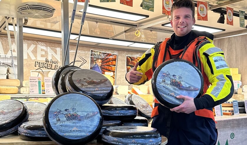 Reddingswerker verkoopt kaas voor de KNRM