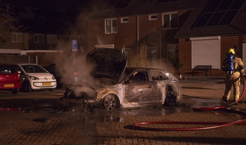 Geparkeerde auto gaat in vlammen op aan de Jolstraat in Tholen