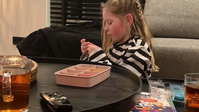 Sofie (6) maakt armbandjes voor giro 555