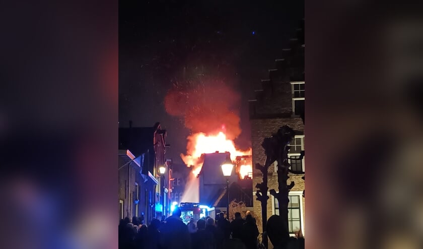 Grote woningbrand in Weteringstraat