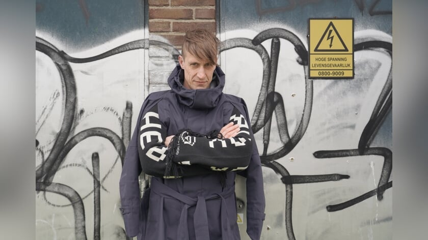 Kunstenaar Dani Ploeger slaat op Bevrijdingsdag ‘alarm’ in Oost-Souburg