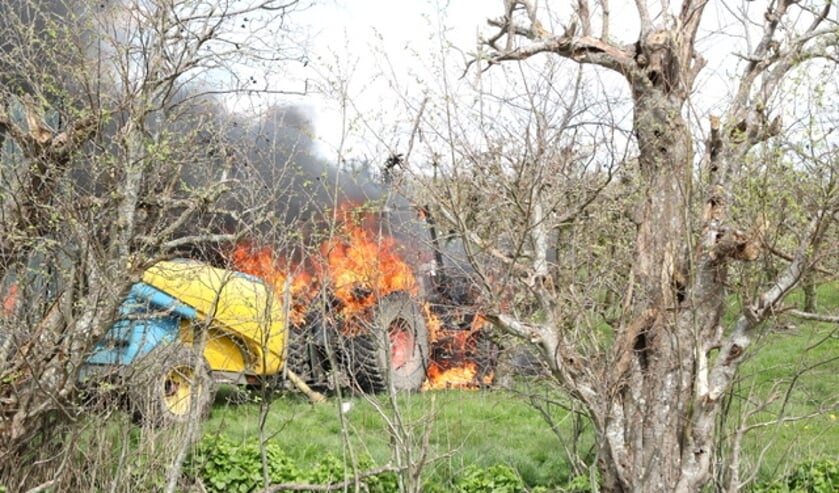 Landbouwvoertuig uitgebrand in boomgaard bij Kapelle