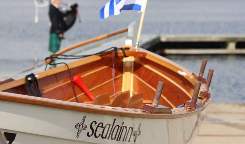 Zeeuwse St Ayles skiff 'Sealainn' gedoopt in Kortgene