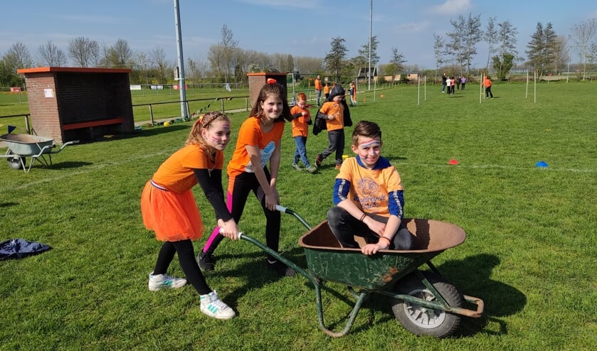 Arjan, Tess en Suzie vermaakten zich volop tijdens de Koningsspelen