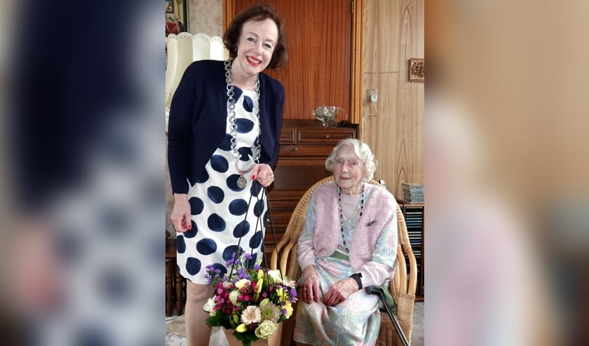 Gezellige visite voor 100-jarige mevrouw Krijnberg uit Kamperland