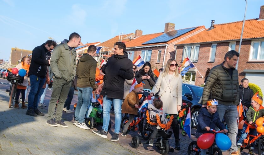 Burgemeester Marleen Sijbers opent koningsdag feestelijk bij dorpshuis de Wimpel