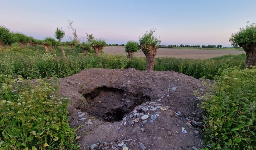 Mogelijk sinkhole aangetroffen op Zeedijk bij Oud-Vossemeer