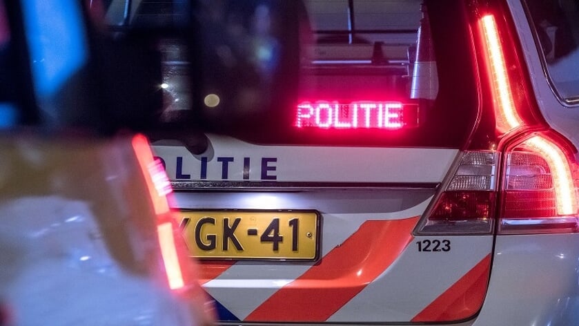 Dronken automobilist rijdt slingerend en zonder verlichting over de Rijksweg