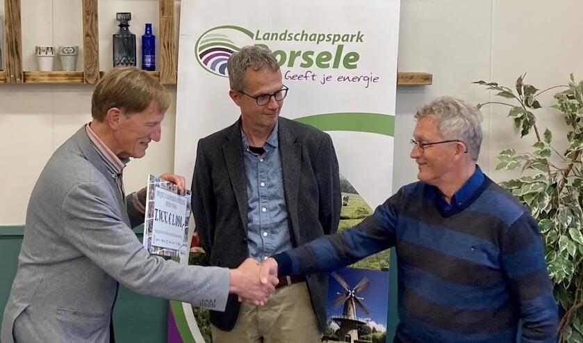 Nieuw Streekfonds reikt cheque uit voor geoparkwandeling rond Nisse