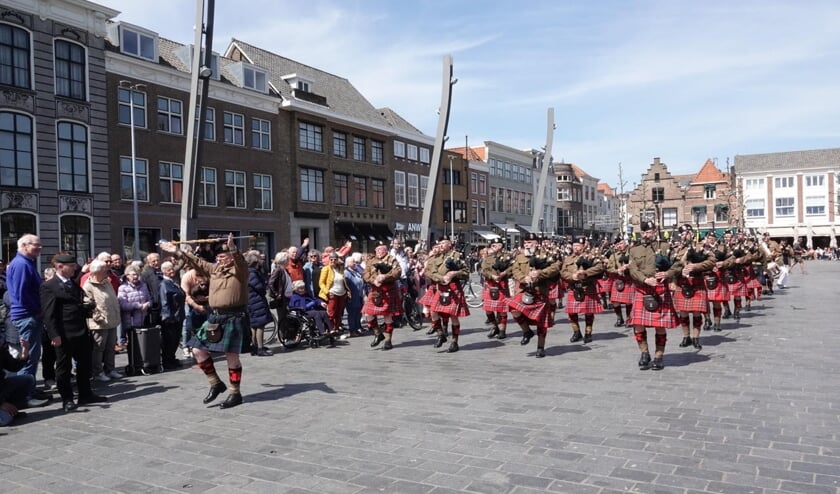 '1st Battalion Black Watch' eert Canadese bevrijders met muziek op Grote Markt Goes