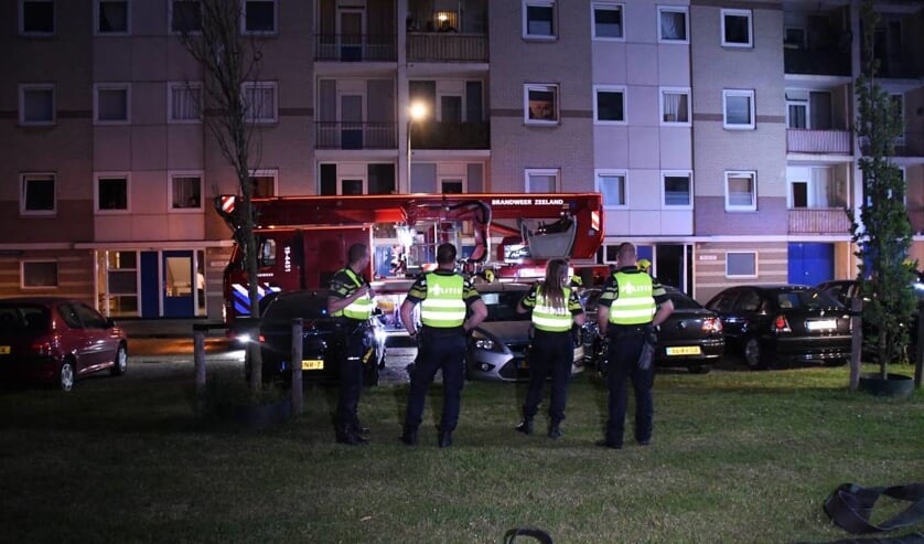Bewoners flatwoningen aan de Schaepmanstraat moeten woning via hoogwerkers verlaten