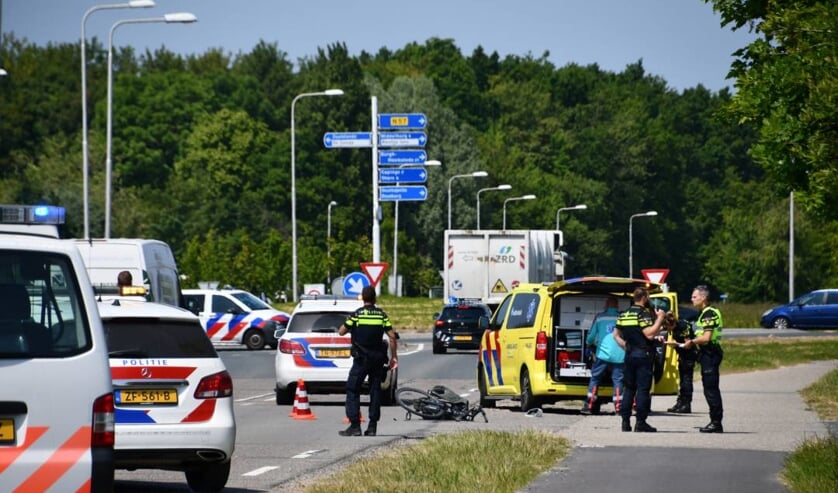 Politieauto en fietser in botsing in Serooskerke, één gewonde