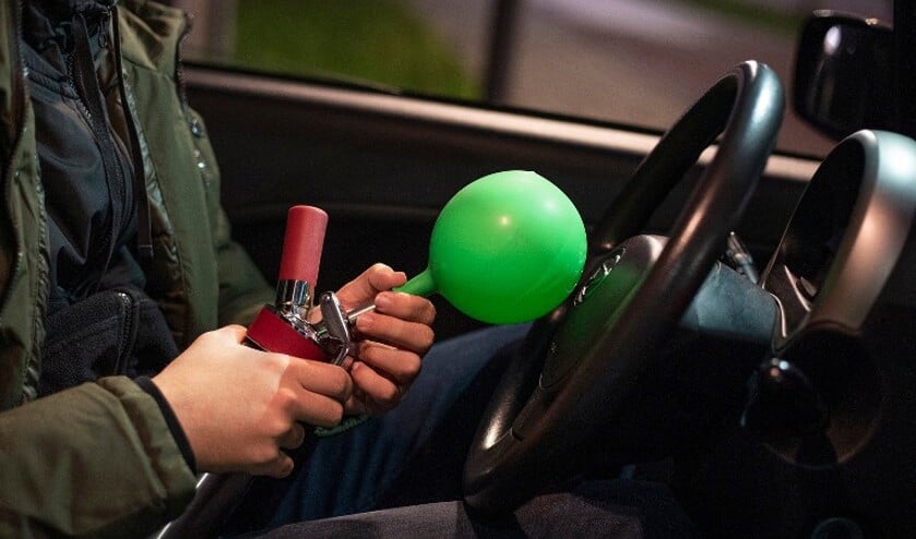 Vlissinger in Middelburg klemgereden met 19 lachgastanks in auto