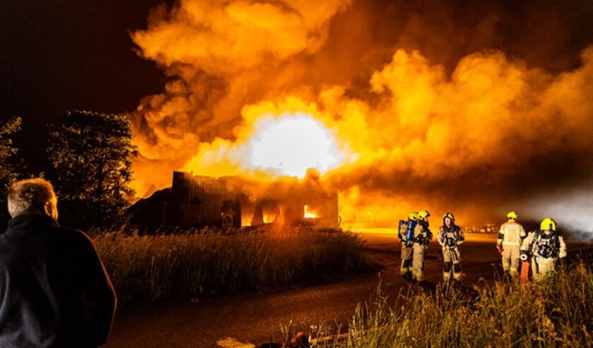 Schuur met caravans in Oudelande door brand verwoest, ook woonhuis getroffen