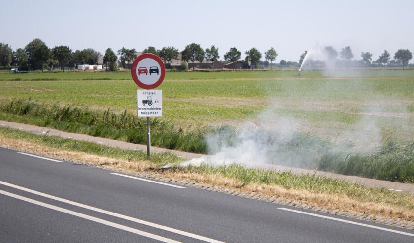Droogte leidt tot buitenbrand op Postweg in Poortvliet: brandweer snel ter plaatse