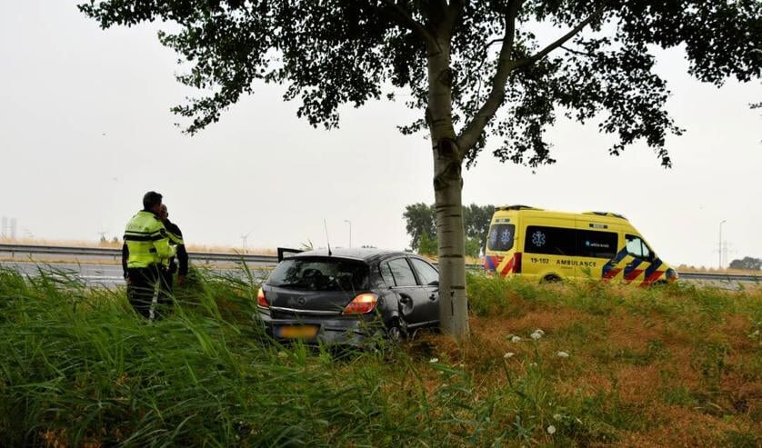 Vrouw rijdt lantaarnpaal uit de grond bij ongeval op de A58