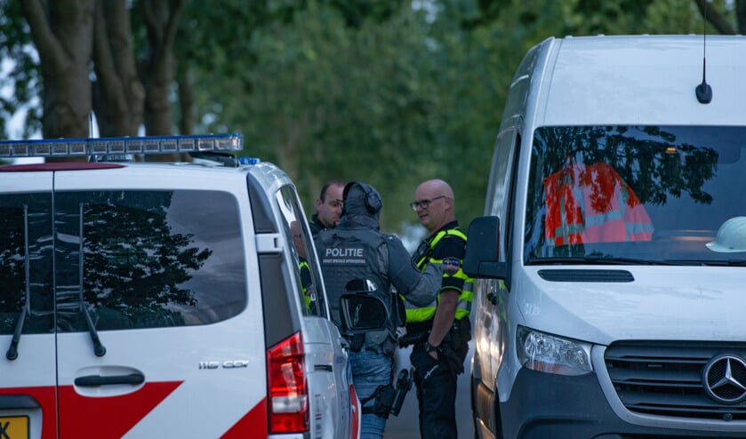 Arrestatieteam doet inval op woonwagenkamp in Tholen, één aanhouding