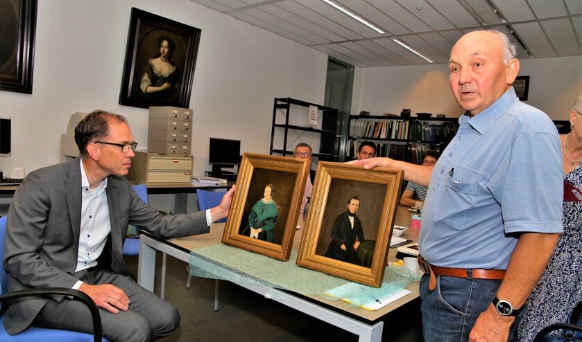 Wethouder Hoek ontvangt twee historische portretten voor het gemeentehuis