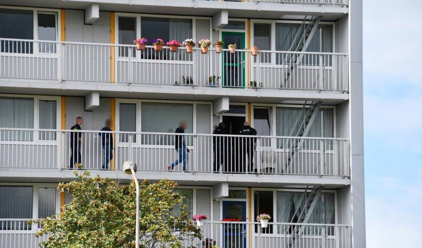 Politie omsingelt flat Colijnstaat Vlissingen en houdt verdachte aan voor wapenbezit