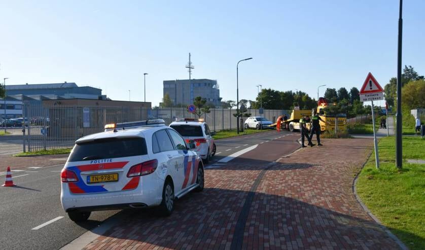 Personenauto rijdt tegen hek Koningsweg