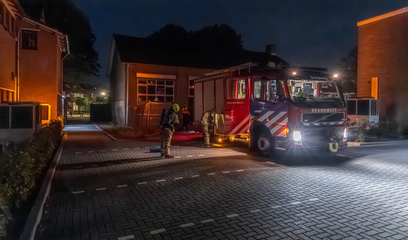 Brandweer blust brand in oude gymzaal Goese Lyceum