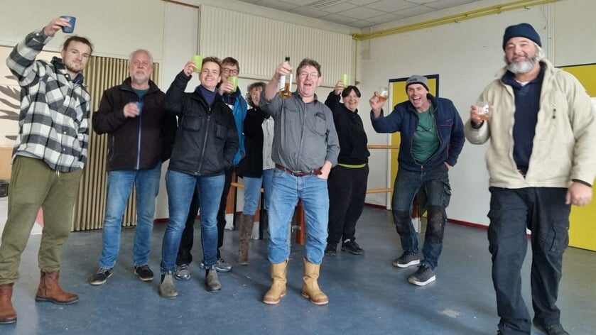Vrijwilligers in Kortgene bouwen Schotse roeiboot zeewaardig na