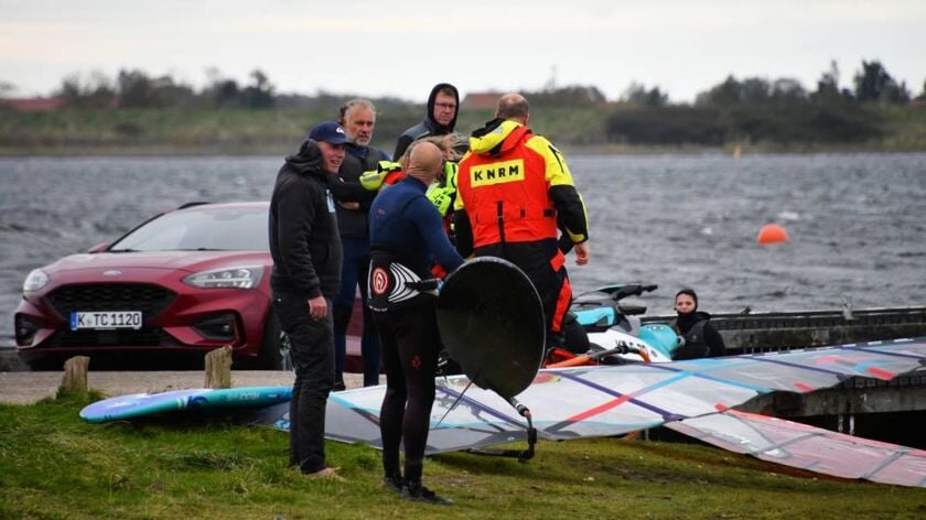 Windsurfer raakt in de problemen op het Veerse Meer na afbreken van mast