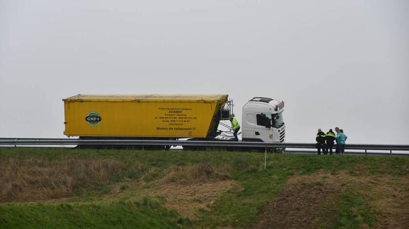 Vrachtwagen rijdt tegen vangrail op A58 bij Goes