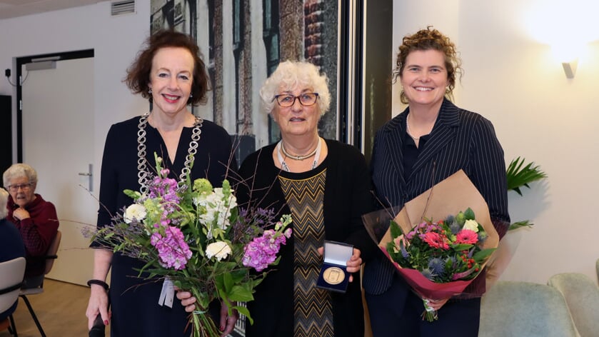 Tannie Siereveld onderscheiden voor 45 jaar vrijwilligerswerk in Colijnsplaat