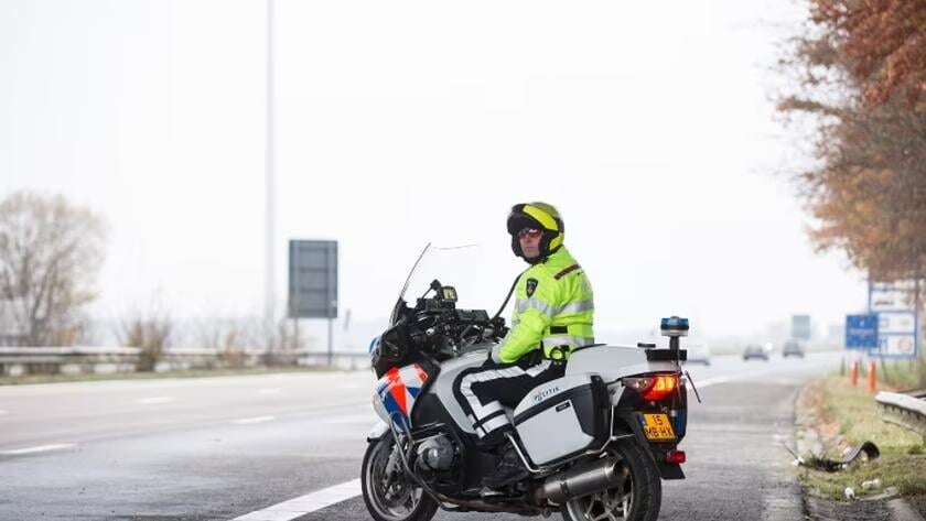 Auto over de kop op A58 bij Vlissingen